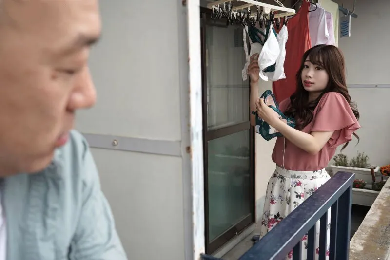 Gã cạnh nhà chuyên soi mói và cặp bà xã người chồng thường xuyên rên la quá to