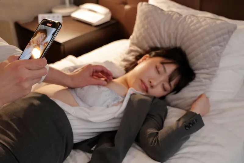 Chuyến công tác với kẻ nổi tiếng lẫy lừng quấy rối ở công ty, cô gái bị chuốc thuốc ngủ