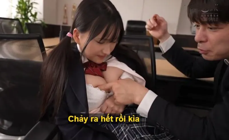 Trong suốt 3 năm, thầy giáo đã rèn luyện cô học trò ngực đẹp thành "bình đựng tinh" đích thực.