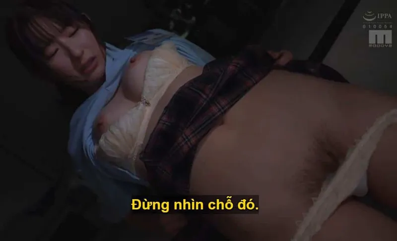 Ông chủ lập mưu "đè" cô nhân viên dưới quyền kiêu kỳ lười nhác, suốt ngày bận rộn tán gẫu với người yêu.