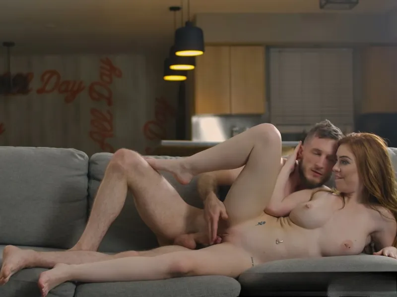 đang tăng ca mà bạn gái cứ dùng lỗ lồn dụ tôi doggy cùng em